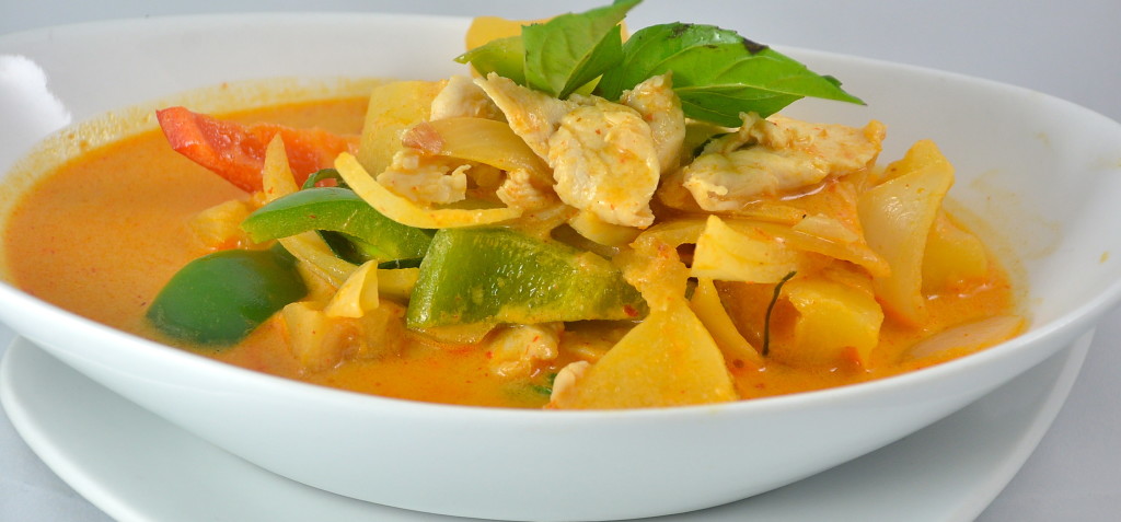 Gaeng Kua Sapporod (Pineapple Curry)