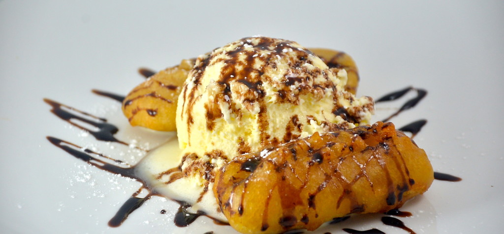 Gloy Tod (Deep Fried Banana with Ice Cream)